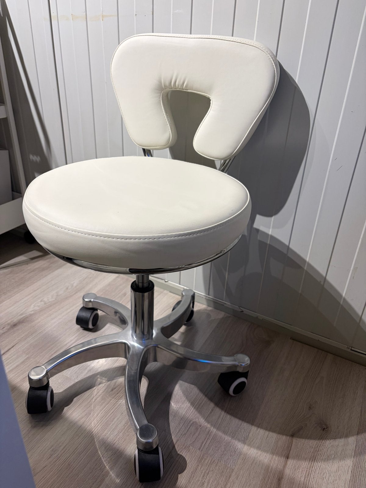 Witte bureaustoel met rugleuning en wieltjes