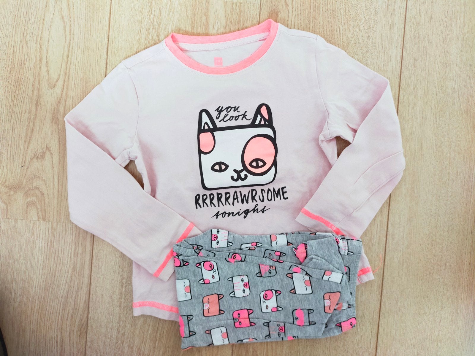 Zgan! Lieve poezen pyjama van Hema. Mt 98/104, Nacht- of Onderkleding, Meisje, Ophalen of Verzenden, Zo goed als nieuw