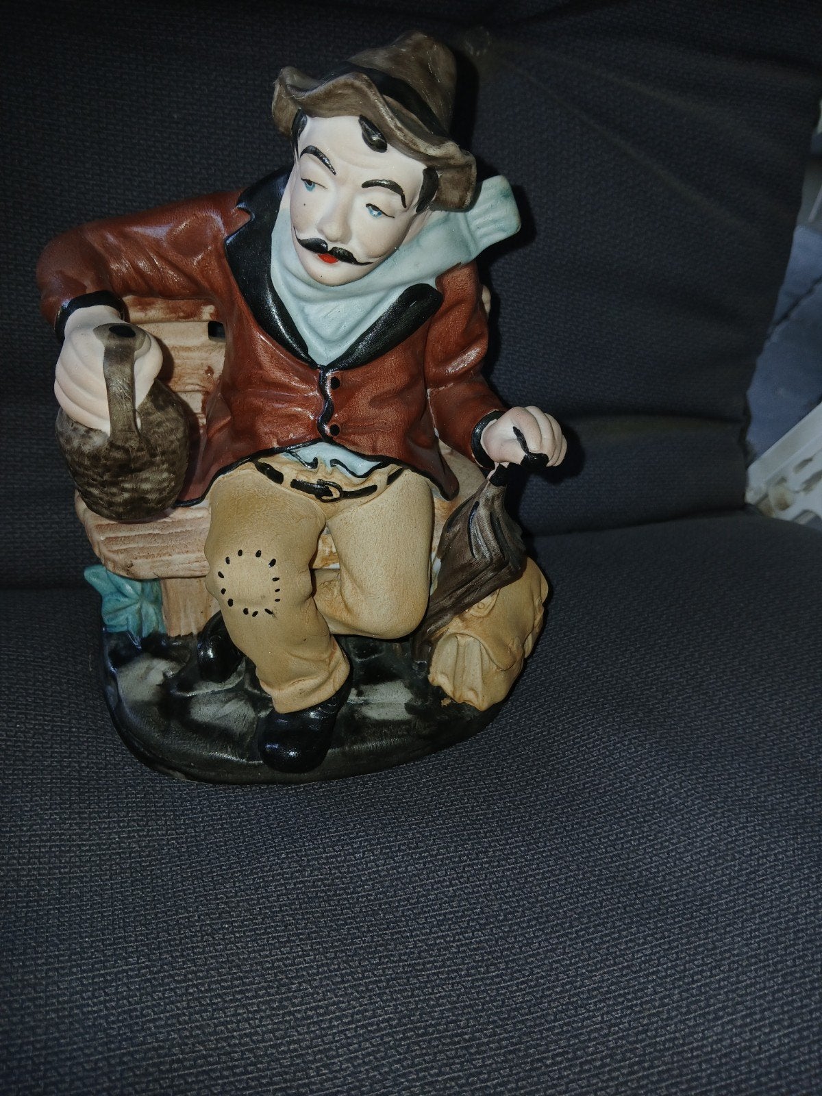 Vintage Crown Regal Porseleinen Beeldje - Zittende Man, Ophalen of Verzenden