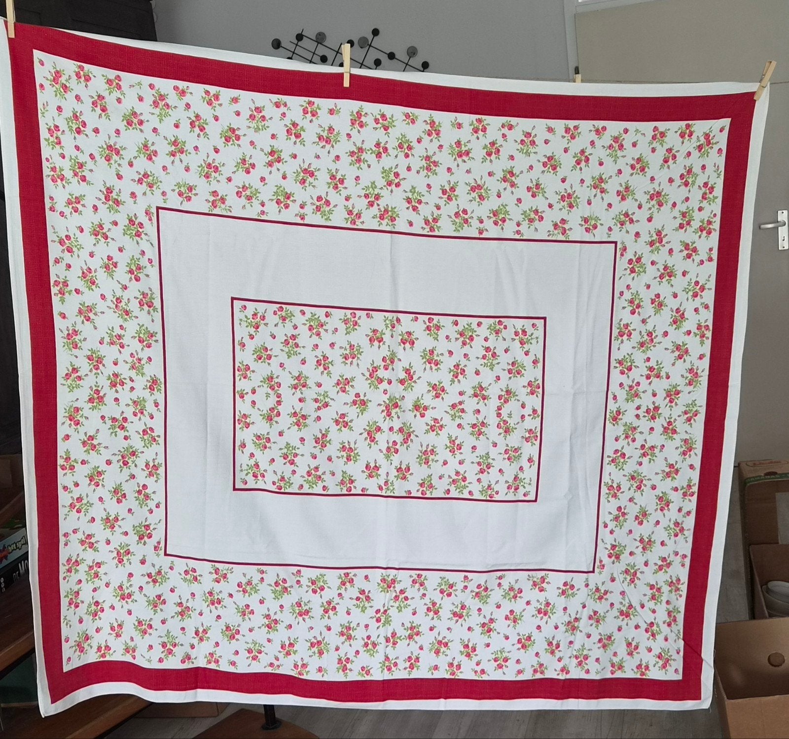 Tafelkleed rood en roze roosjes, 140 x 125
afmeting 140 x 12, Huis en Inrichting, Tafelkleden, Ophalen of Verzenden, Zo goed als nieuw