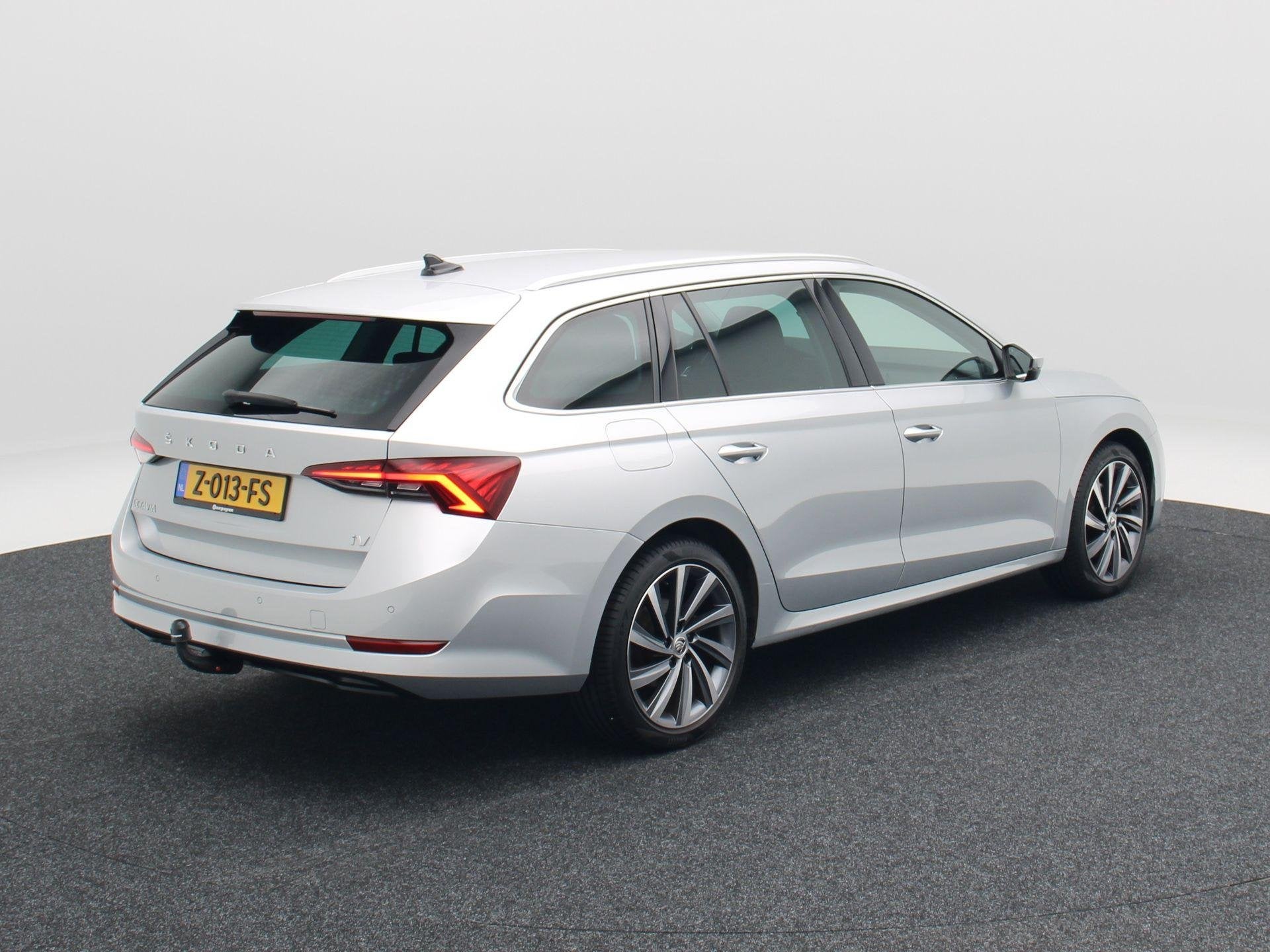 Skoda Octavia Combi 1.4 TSi iV 204 Pk PHEV Business Edition, Auto's, Dealer onderhouden, Stof, Plug-in hybride, 13 kWh