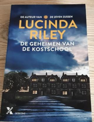 De geheimen van de kostschool Lucinda Riley, Ophalen of Verzenden, Gelezen