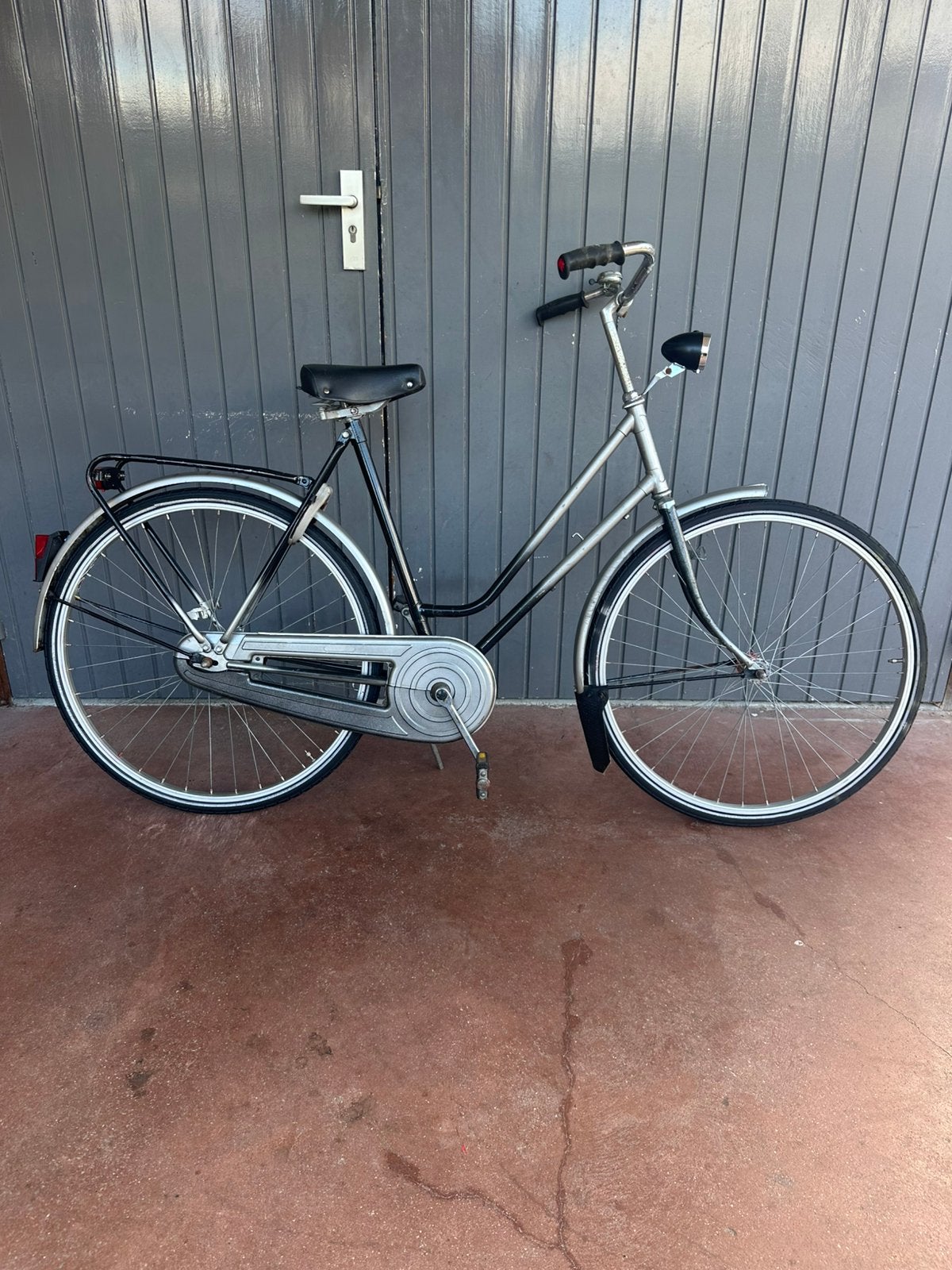 Dames fiets 28 inch, Fietsen en Brommers, Fietsen | Dames | Damesfietsen, 56 cm of meer, Ophalen, Zo goed als nieuw, Batavus