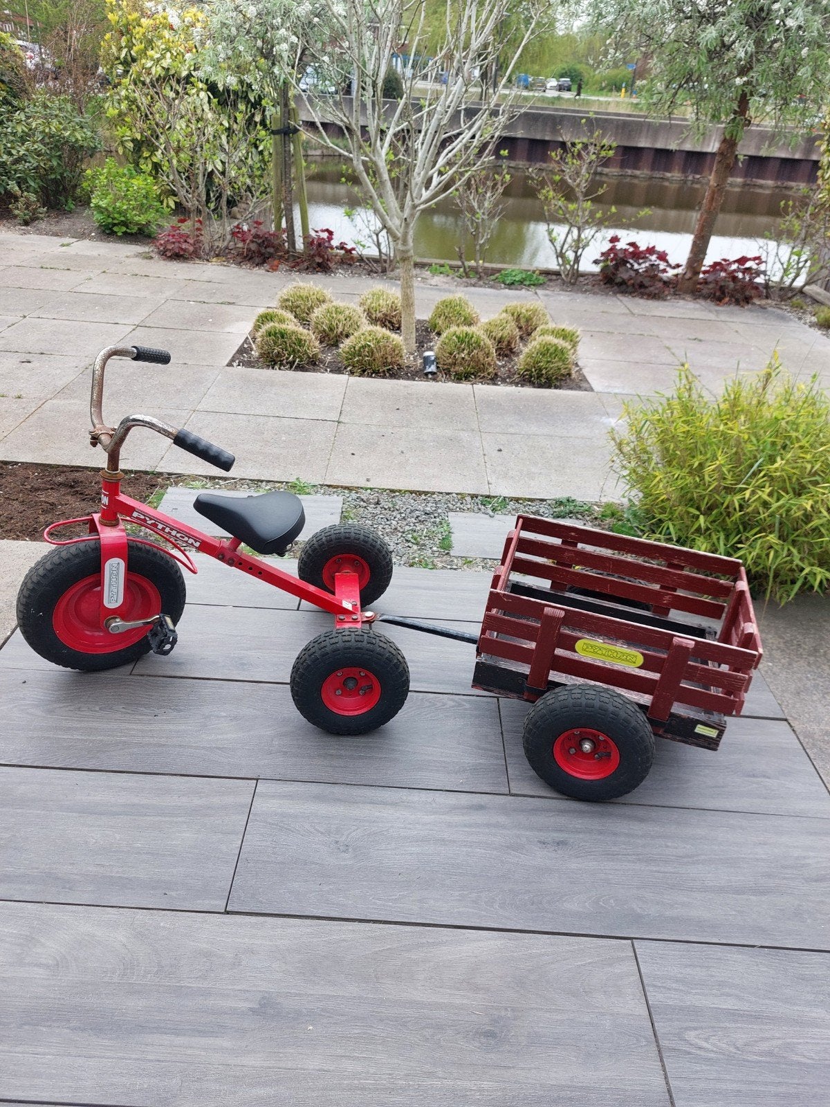 Python driewieler met aanhanger, Ophalen