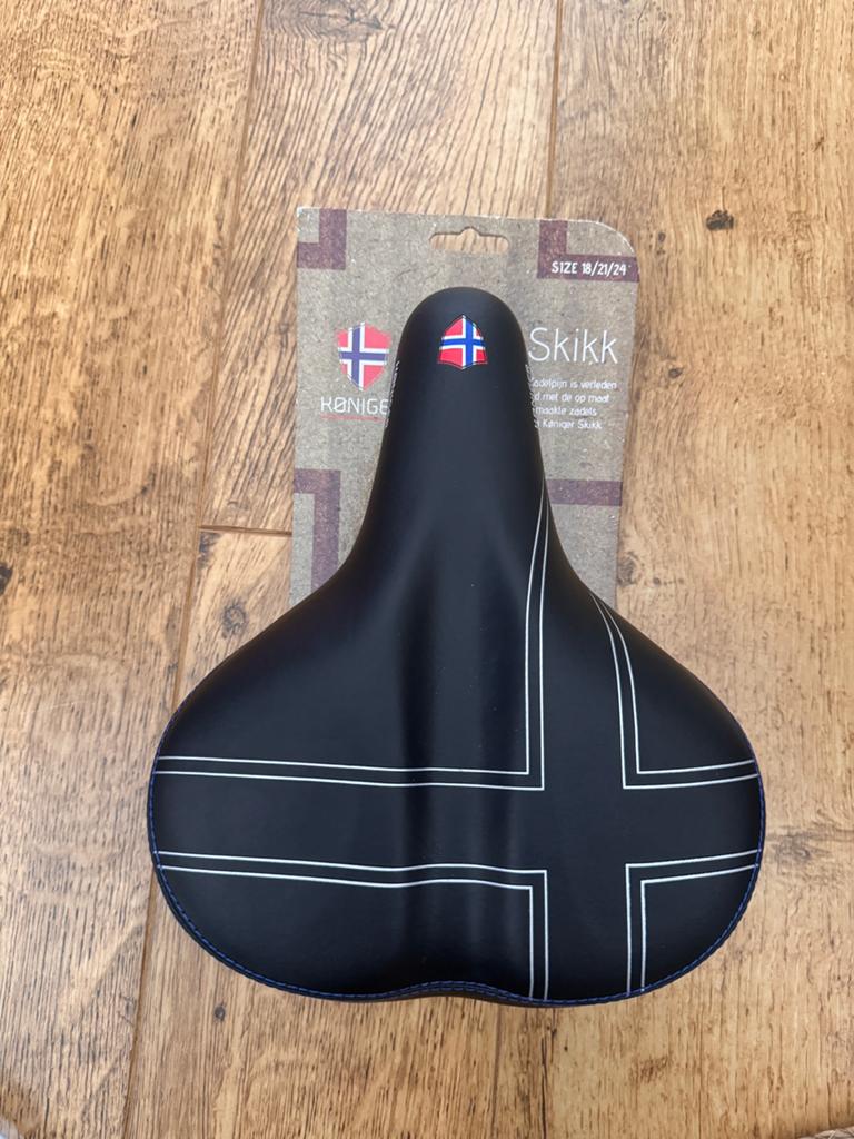 Køniger Skikk ergonomisch fietszadel – zwart – nieuw, Fietsen en Brommers, Fietsonderdelen, Ophalen of Verzenden, Nieuw, Zadel
