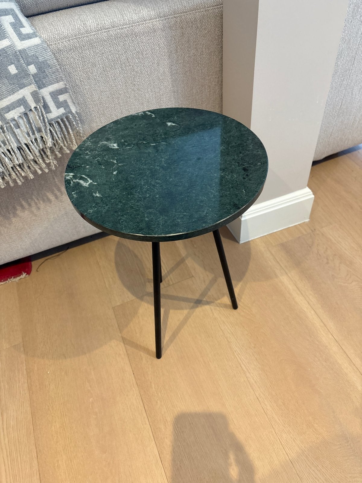 Ronde bijzettafel met groen marmeren blad, Huis en Inrichting, Ophalen, Minder dan 55 cm, Rond, Zo goed als nieuw