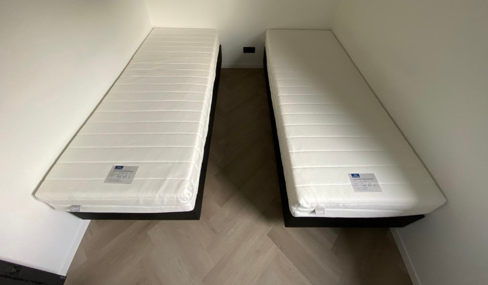 BOXSPRING TWEE STUKS EENPERSOONS zwart imitatieleder ZGAN!!, Ophalen, Eenpersoons, Zwart, Zo goed als nieuw