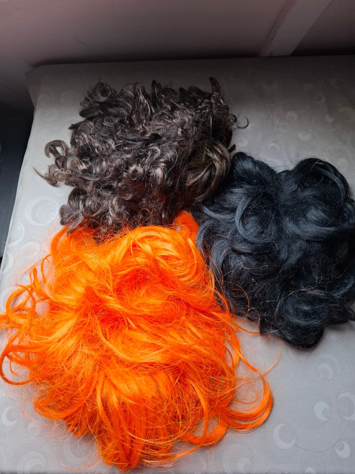 3 Carnaval Pruiken: Oranje, Bruin en Zwart Krullend, Kleding | Dames, Carnavalskleding en Feestkleding, Ophalen of Verzenden, Gedragen