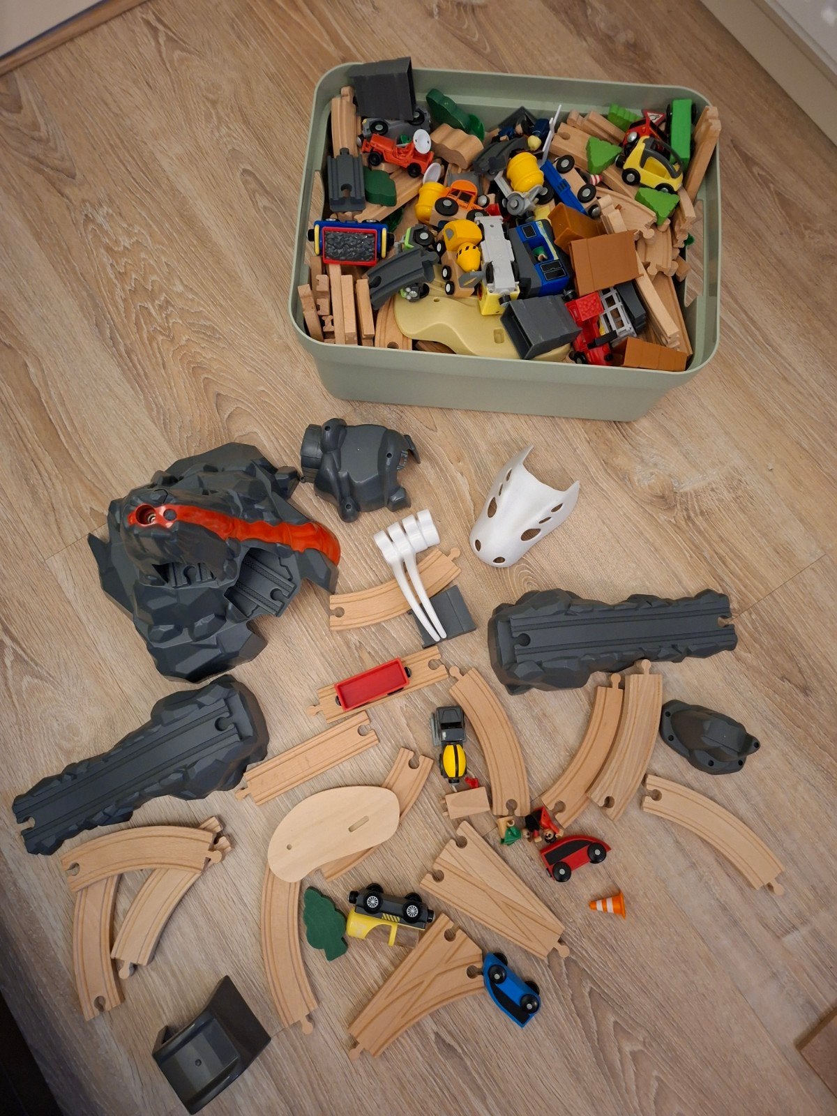 houten treinspoor met vulkaan, dino, auto's en poppetjes, Kinderen en Baby's, Ophalen, Zo goed als nieuw