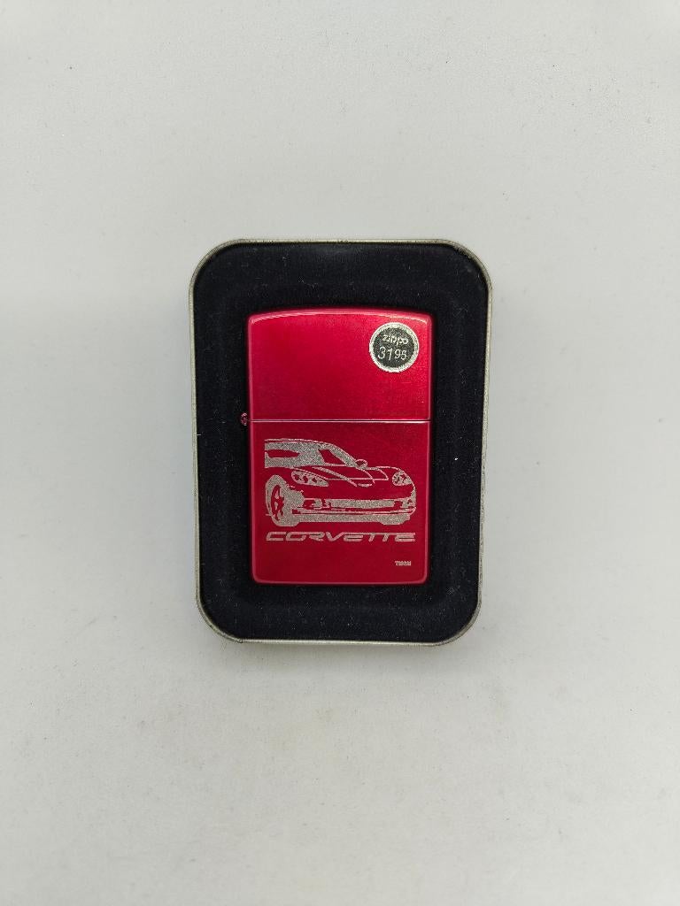 Zippo 24017 Chevy Corvette Candy Red - Gloednieuw + Sticker, Verzamelen, Ophalen of Verzenden, Nieuw, Aansteker