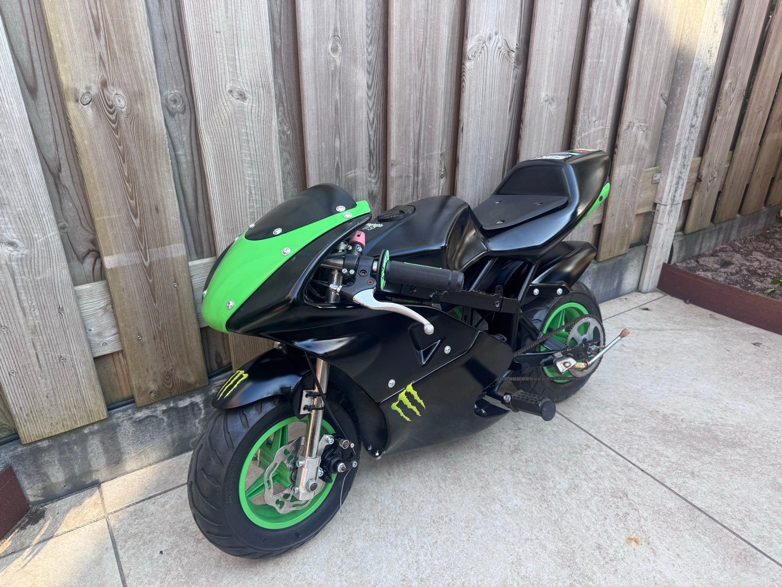 Minibike - Zwart/Groen - Monster Energy Design, Fietsen en Brommers, Minibikes, Midibikes en Pitbikes, Ophalen, Nieuw, Schijfrem
