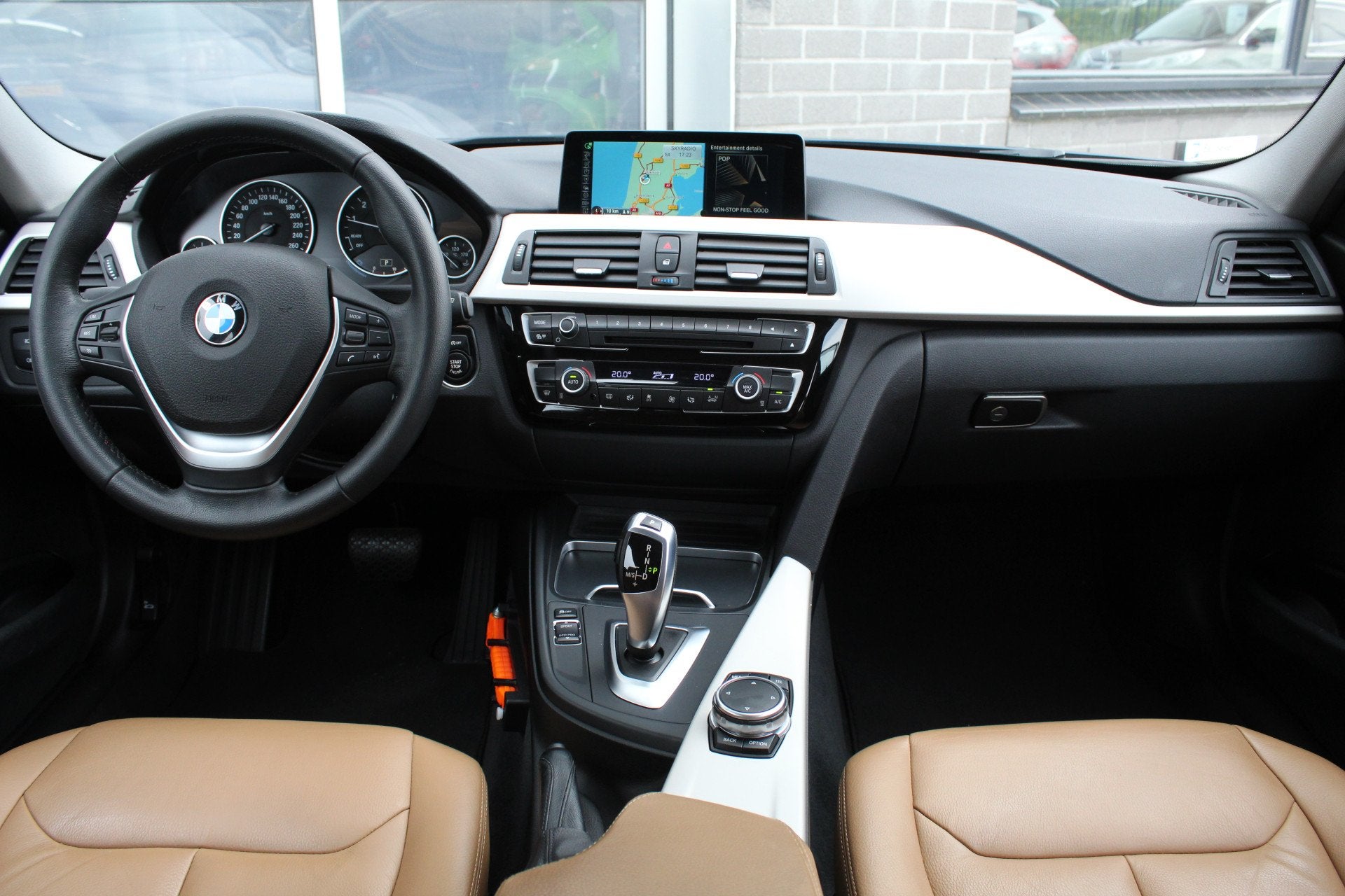 BMW 3 Serie 318i Essential / Leer / Navigatie / Automaat / N, Auto's, Automaat, Dealer onderhouden, Gebruikt, Met garantie (alle)