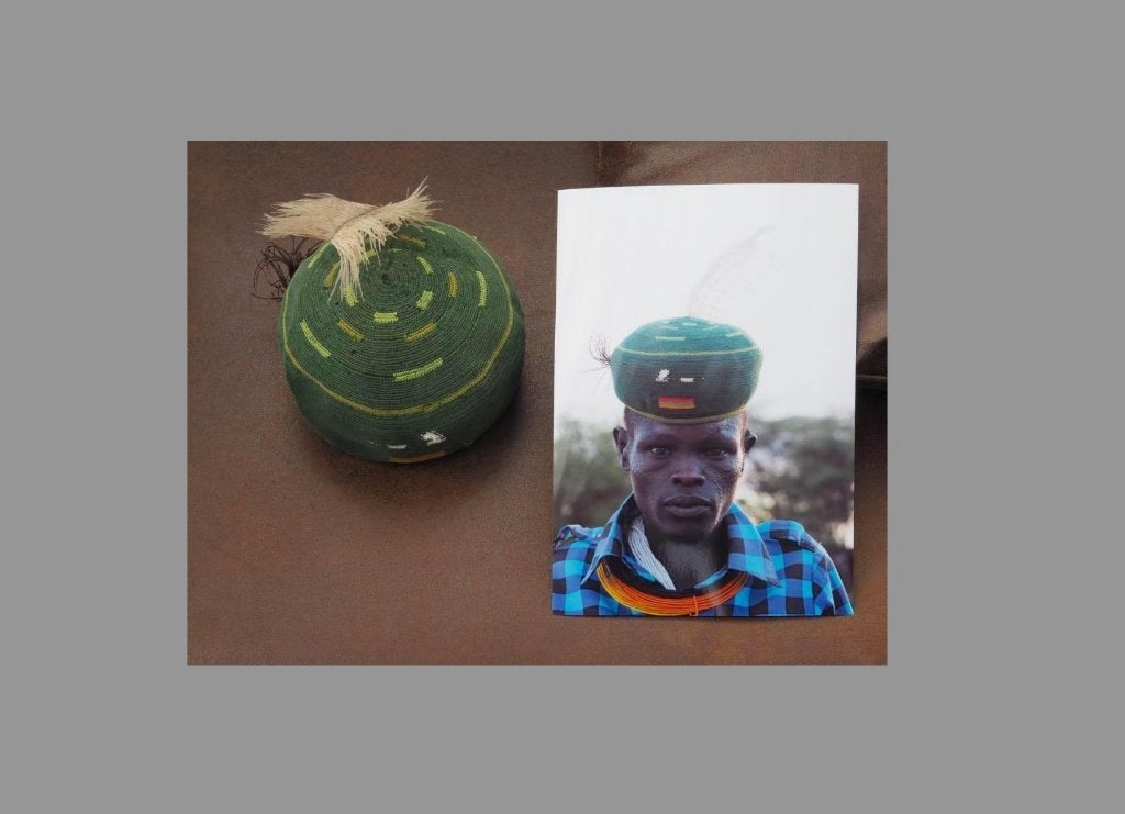 Karamojong baret INCL.FOTO, hoofddeksel Uganda (171103-15), Antiek en Kunst, Handgemaakt, Afrika, Overige typen, Meerkleurig
