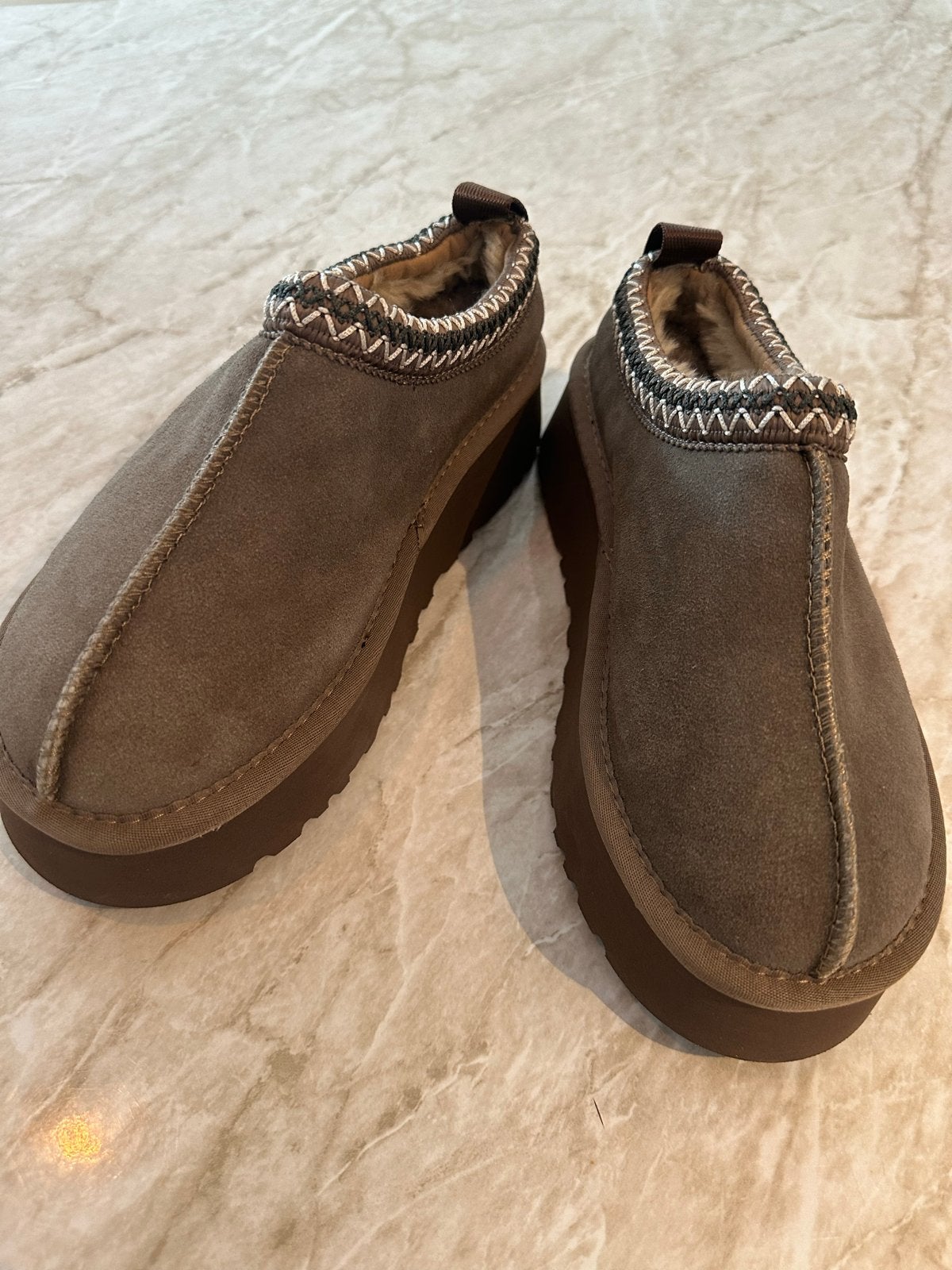 Ugg Tasmans instappers - Nieuw, Ophalen of Verzenden, Nieuw, Bruin, Instappers