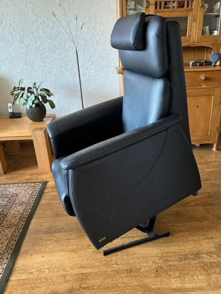 Lederen Sta-op Relaxstoel amper gebruikt  Prominent leder, Huis en Inrichting, Ophalen, Zo goed als nieuw, Sta op / relax stoel