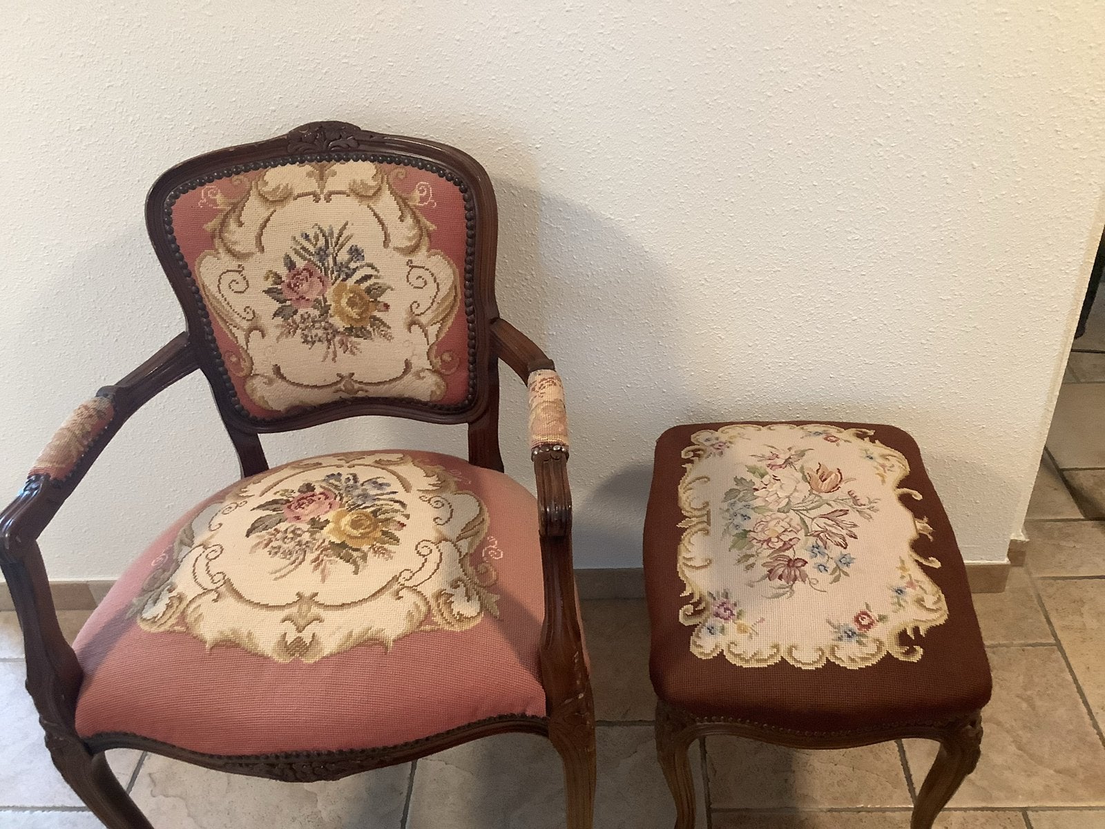 Gratis ophalen. Stoel en voetenbankje met bloemenborduursel, Ophalen