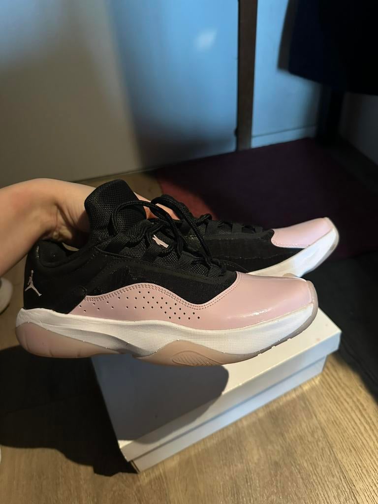 Jordan women’s sneakers – black & pink 39, Ophalen of Verzenden, Zo goed als nieuw, Schoenen