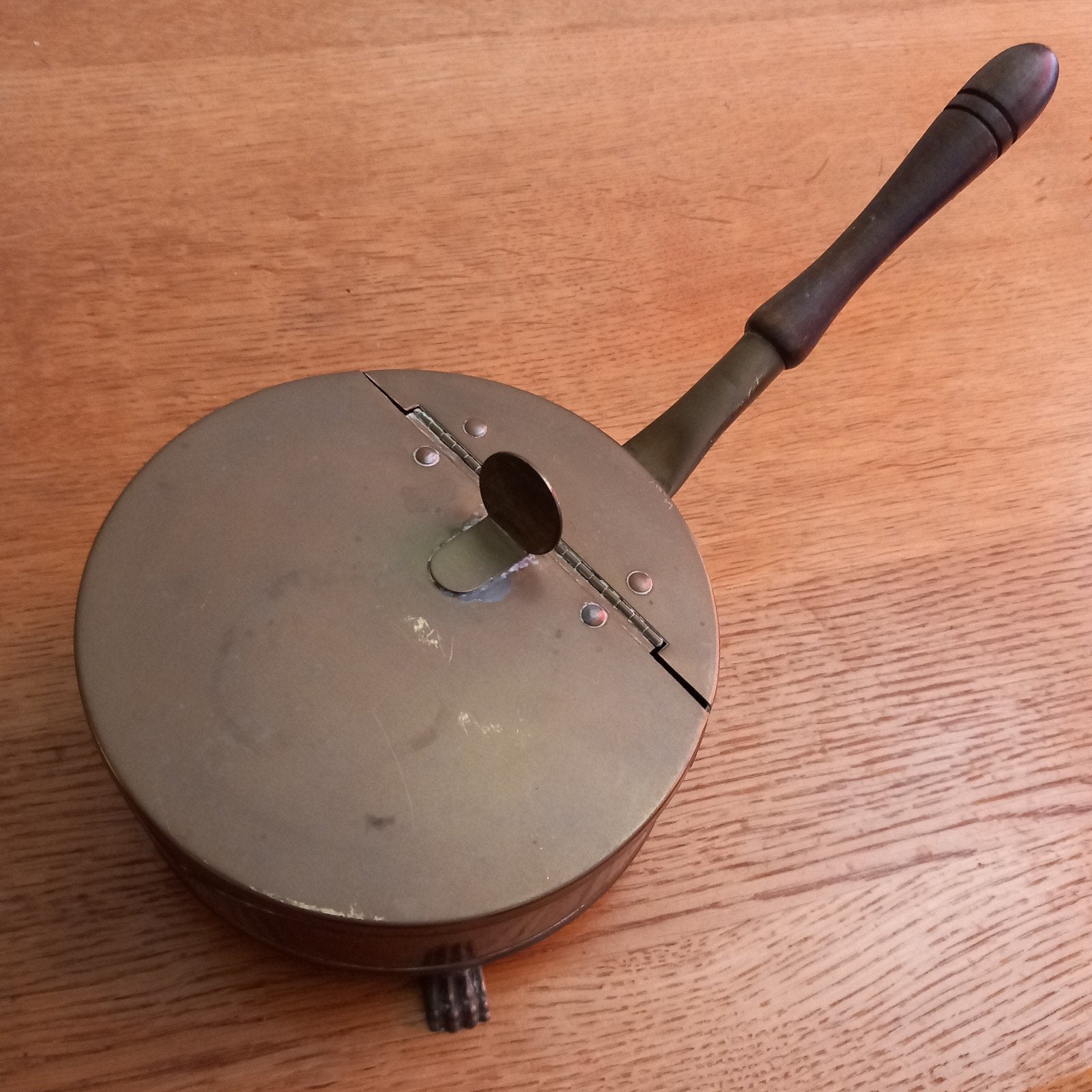 Vintage koperen / messing asbak of kruimelvanger met steel ., Ophalen