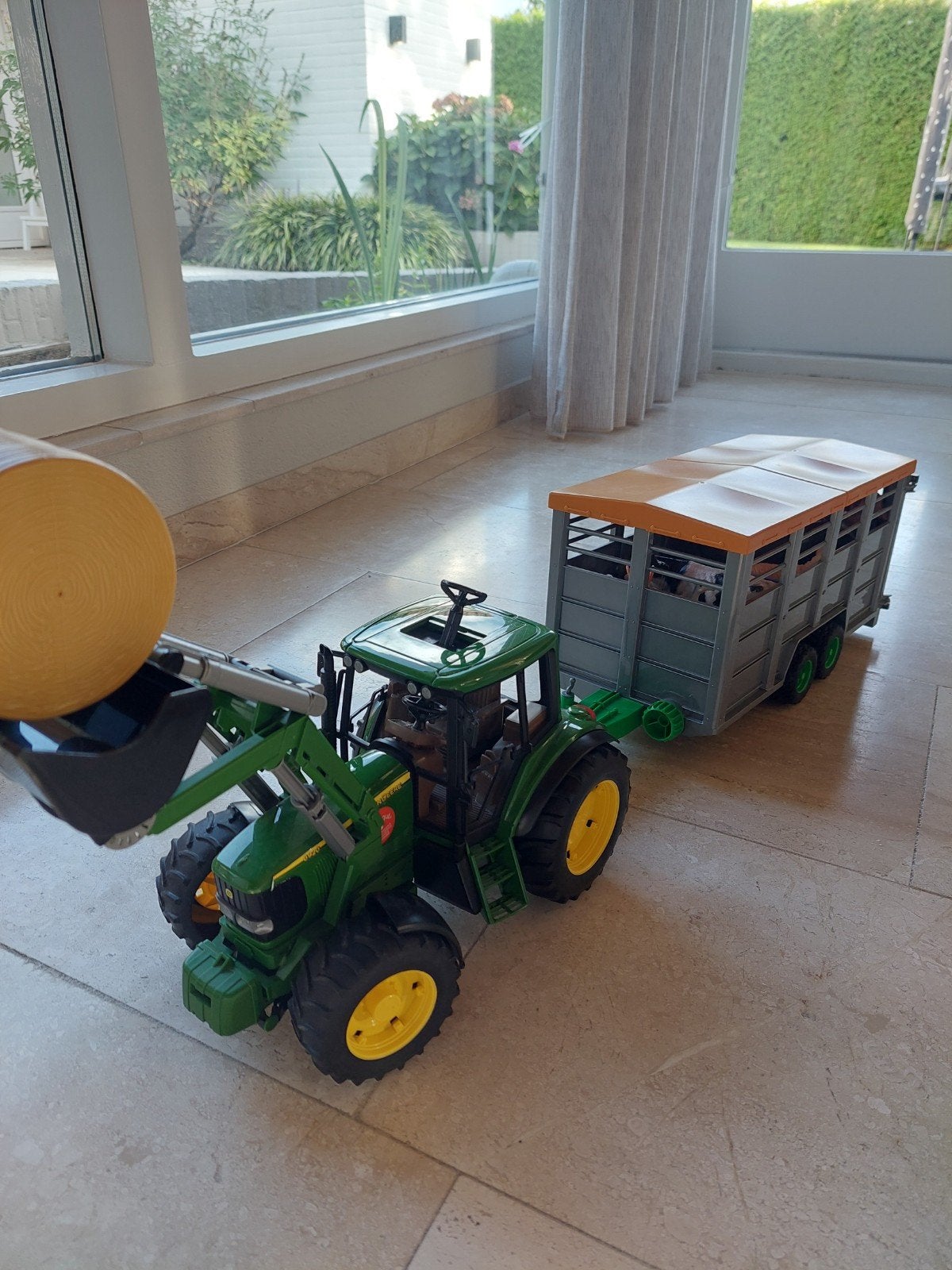 Bruder tractor met aanhanger en dieren, Ophalen, Zo goed als nieuw