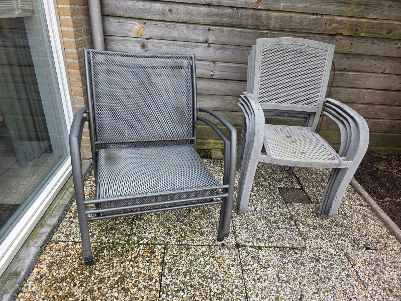 4 Tuinstoelen + tafel. 2 lage stoelen. Parasol 4x4m met voet, Ophalen, Gebruikt, Metaal, Stapelbaar