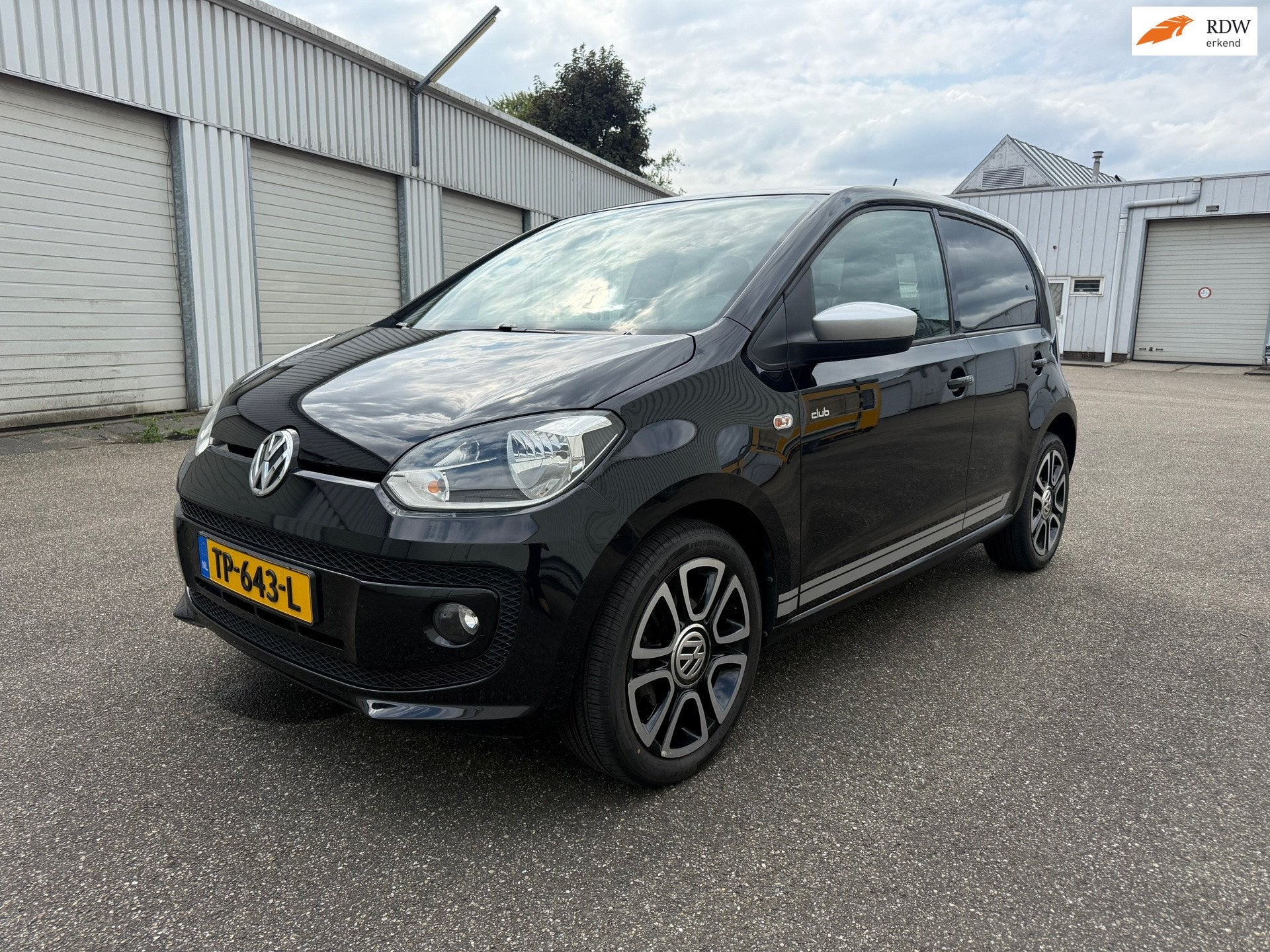 Volkswagen Up! Club editie Navigatie airco stoelverwarming, Auto's, Volkswagen, Voorwielaandrijving, Stof, Gebruikt, Zwart