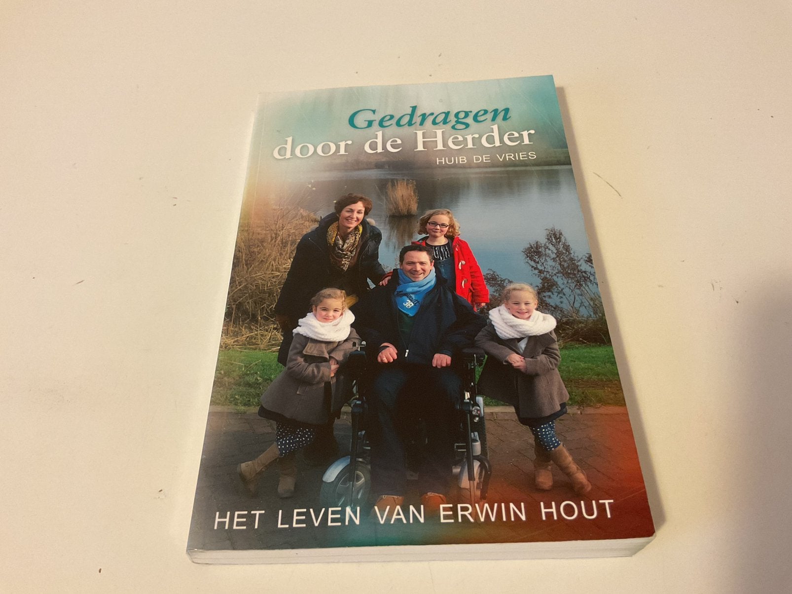 Huib de Vries - Gedragen door de Herder, Ophalen of Verzenden, Zo goed als nieuw, Huib de Vries