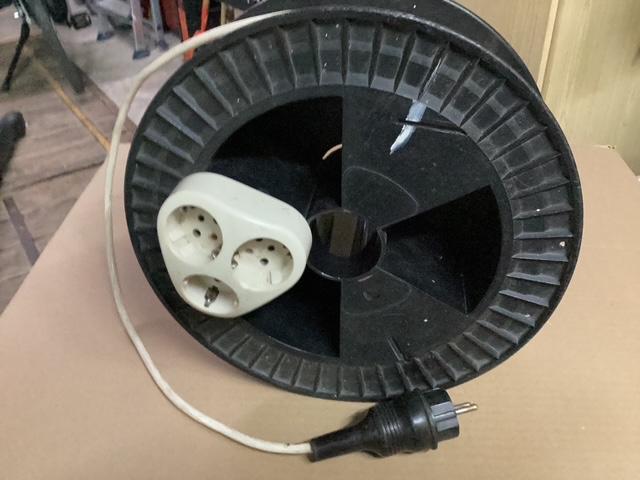 Geaarde elektrahaspel met snoer en drievoudige stekkerdoos, Ophalen, Gebruikt, Kabel of Snoer
