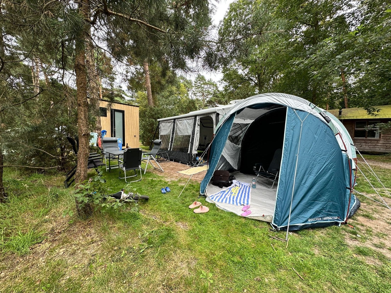 Quechua Arpenaz 4.1 Fresh & Black familietent, Ophalen, Zo goed als nieuw, Tot en met 3