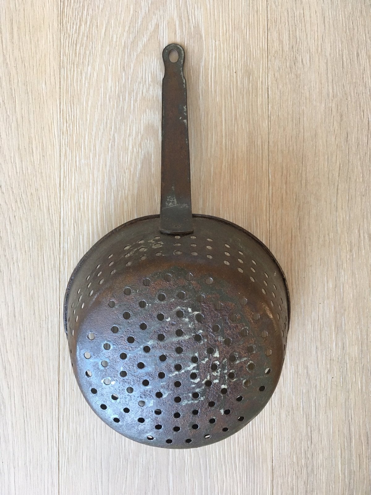 Brocante metalen vergiet met steel, Antiek en Kunst, Curiosa en Brocante, Ophalen of Verzenden