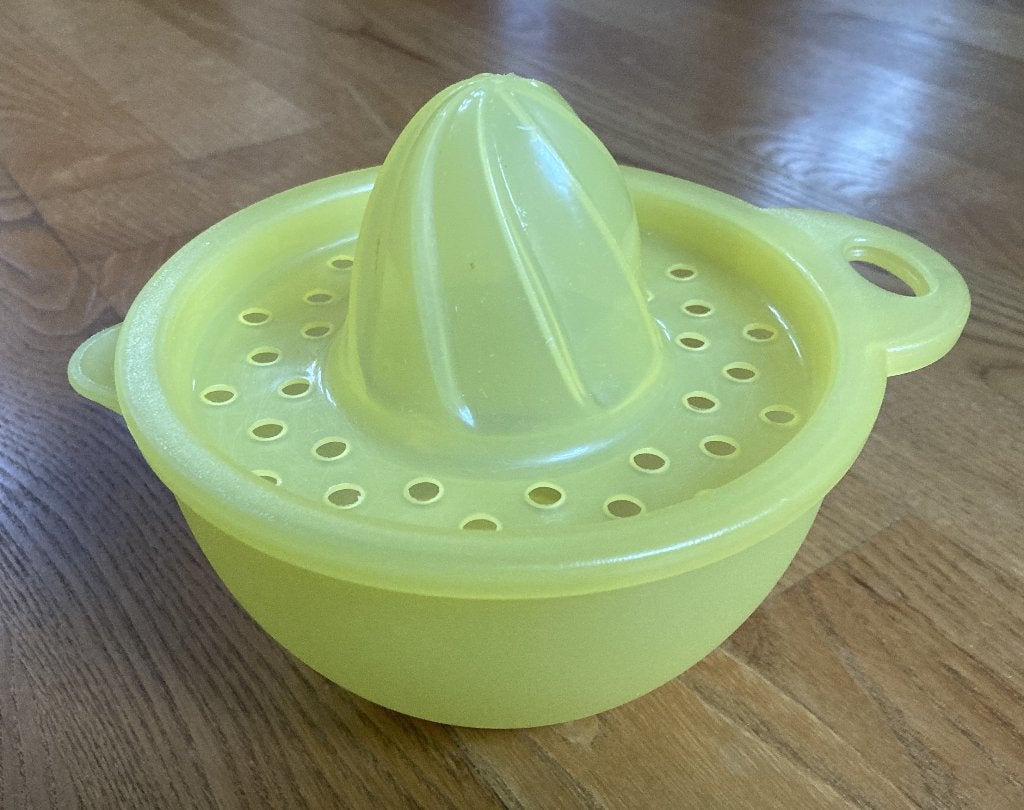 Citruspers handmatig geel kunststof doorsnee 12,5 cm vintage, Huis en Inrichting, Keuken | Keukenbenodigdheden, Ophalen of Verzenden