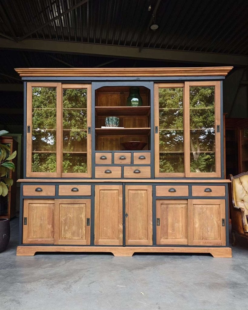 Wauw! Grote teakhouten winkelkast "black details" #4518, Glas, Gebruikt, Met deur(en), -