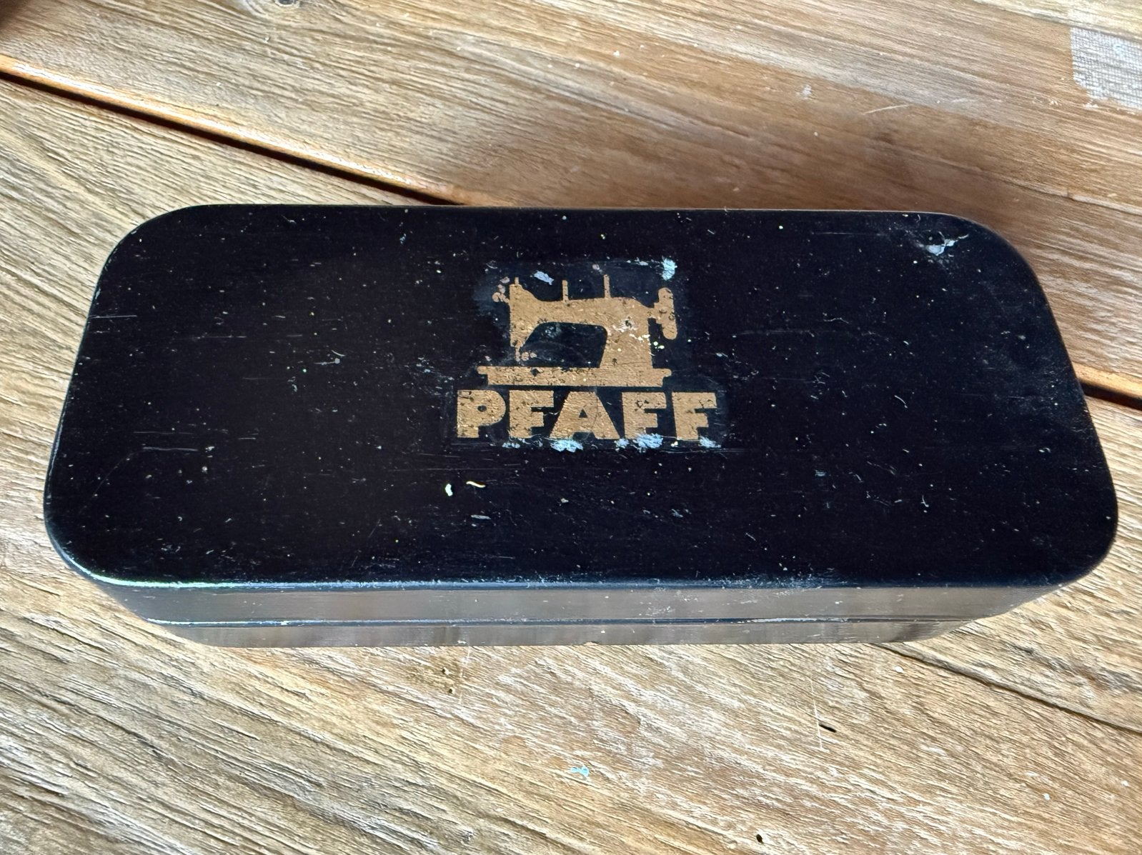 Vintage Pfaff naaigereedschap blikje met radeerwieltje, Ophalen