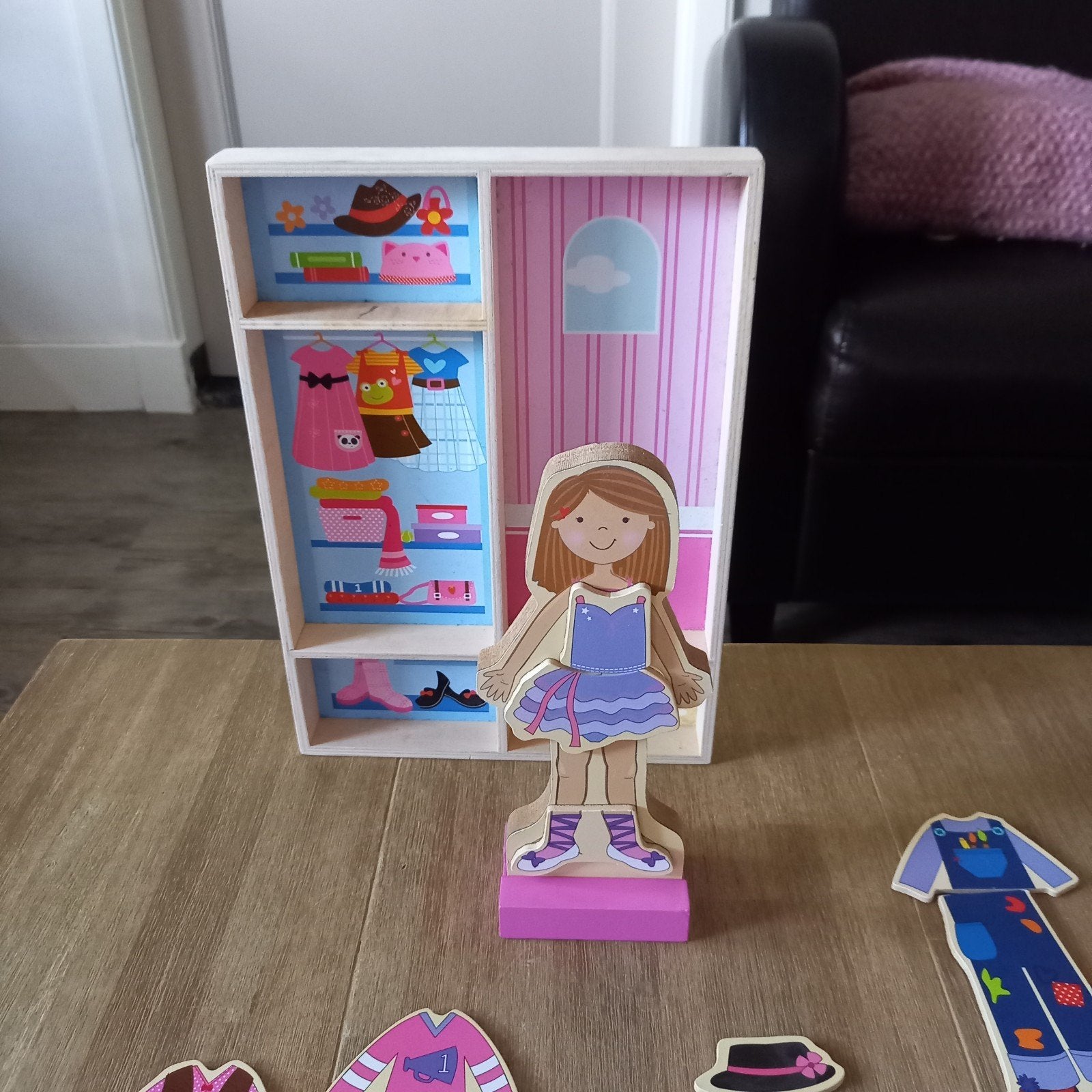 Houten aankleedpop met kledingkast en diverse outfits, Kinderen en Baby's, Speelgoed | Poppen, Ophalen, Gebruikt, Overige typen