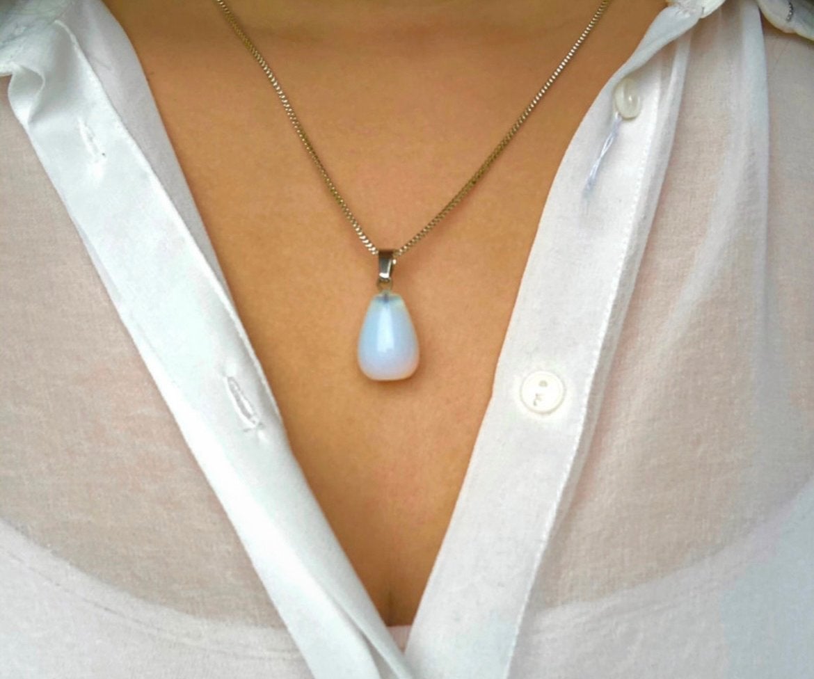 Zilverkleurige ketting met opaal hanger, Ophalen of Verzenden, Zo goed als nieuw, Zilver, Overige materialen