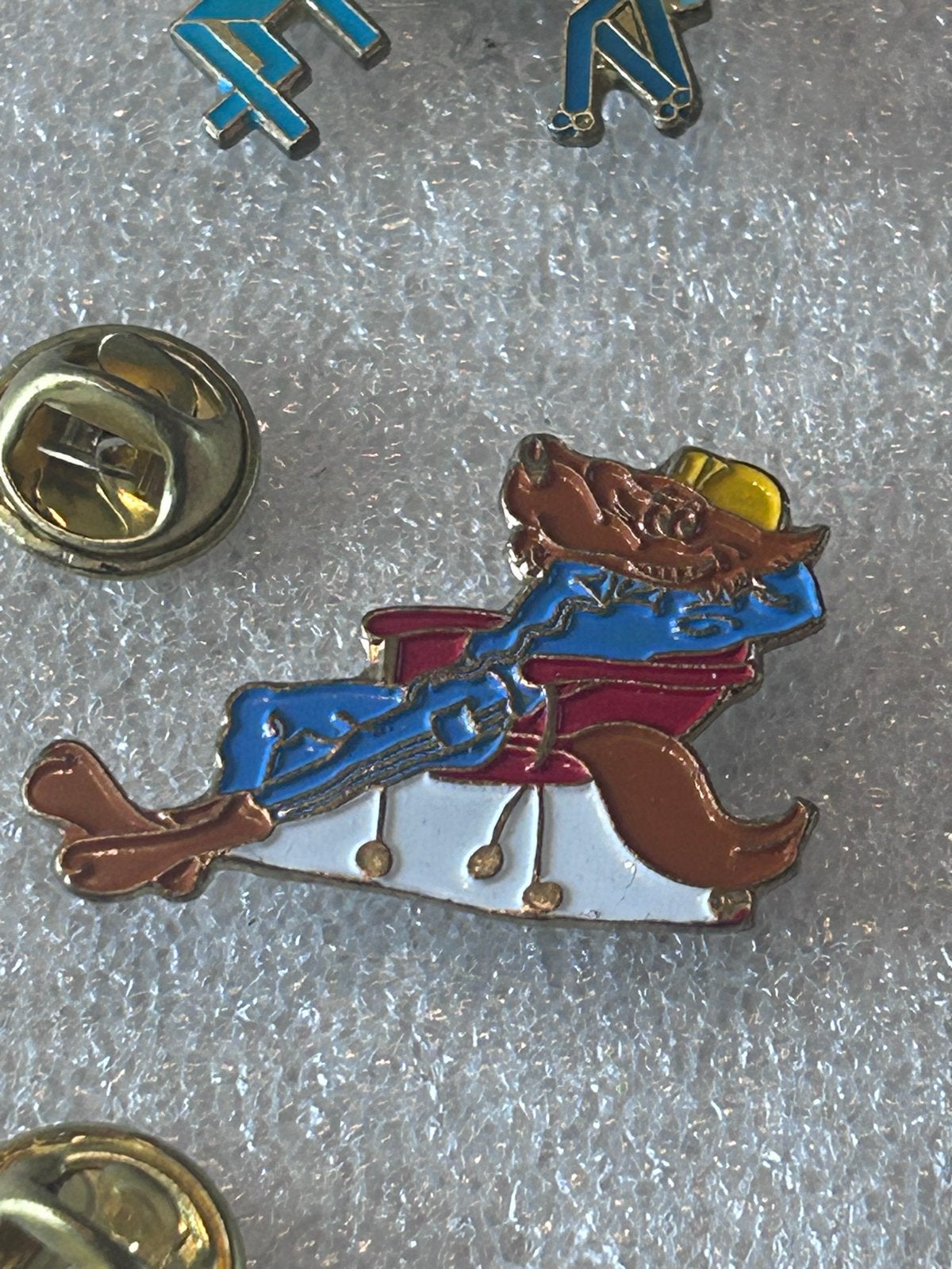 Vintage Pin: wolf in relax stoel, Ophalen of Verzenden, Gebruikt, Dier of Natuur, Speldje of Pin