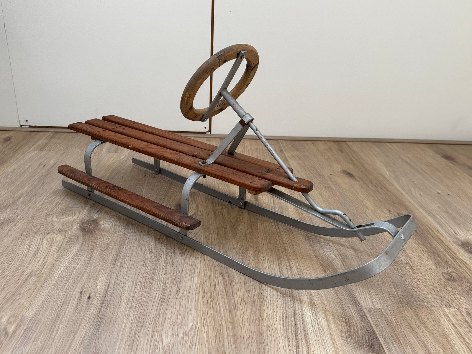 Vintage houten zweedse slee met stuurtje, Kinderen en Baby's, Speelgoed | Buiten | Sleeën, Ophalen, Gebruikt, Hout