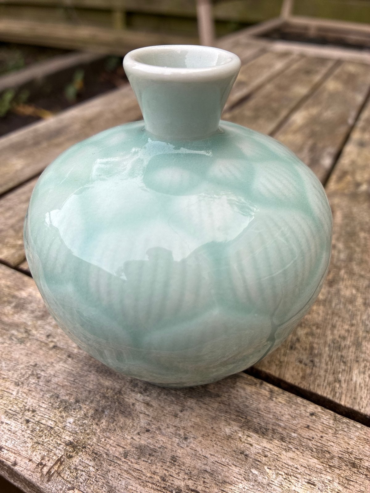 Antieke Chinese Celadon Vaasje met Reliëfdecoratie, Antiek en Kunst, Ophalen of Verzenden