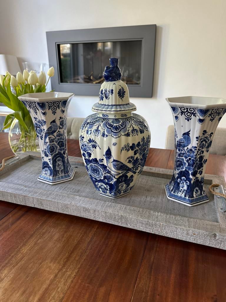 Prachtig Delft Blauw Kaststel met Dekselvaas en Twee Vazen, Antiek en Kunst, Ophalen