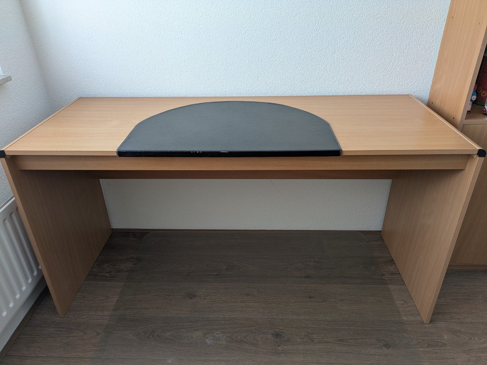 Bureau met trolley , trolley past precies onder t Bureau., Ophalen, Met wielen, Zo goed als nieuw