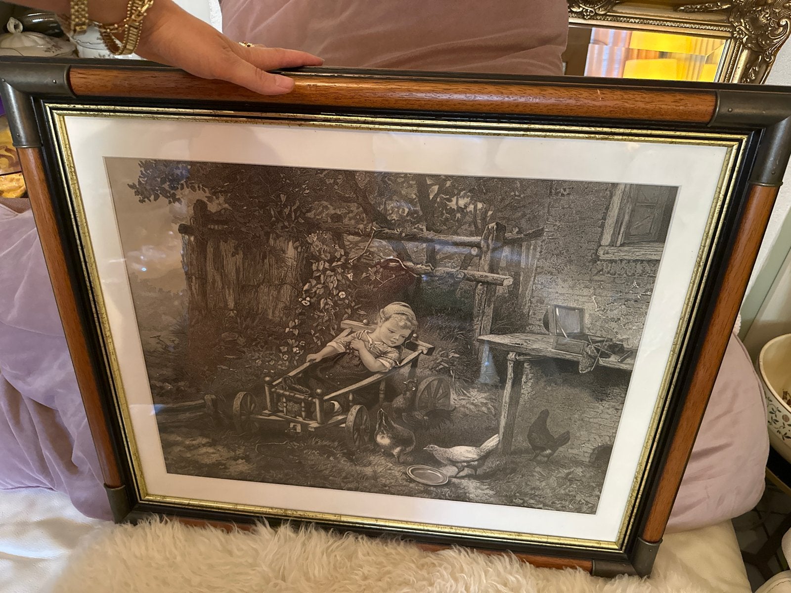 Ingelijste zwart-wit prent van spelend kind met kippen, Antiek en Kunst, Ophalen of Verzenden, Print, Achter glas