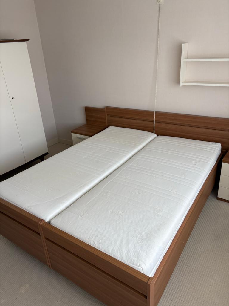 Seniorenbed 160x200 met lattenbodems en nachtkastjes, Huis en Inrichting, Ophalen, Overige materialen, Gebruikt, Bruin
