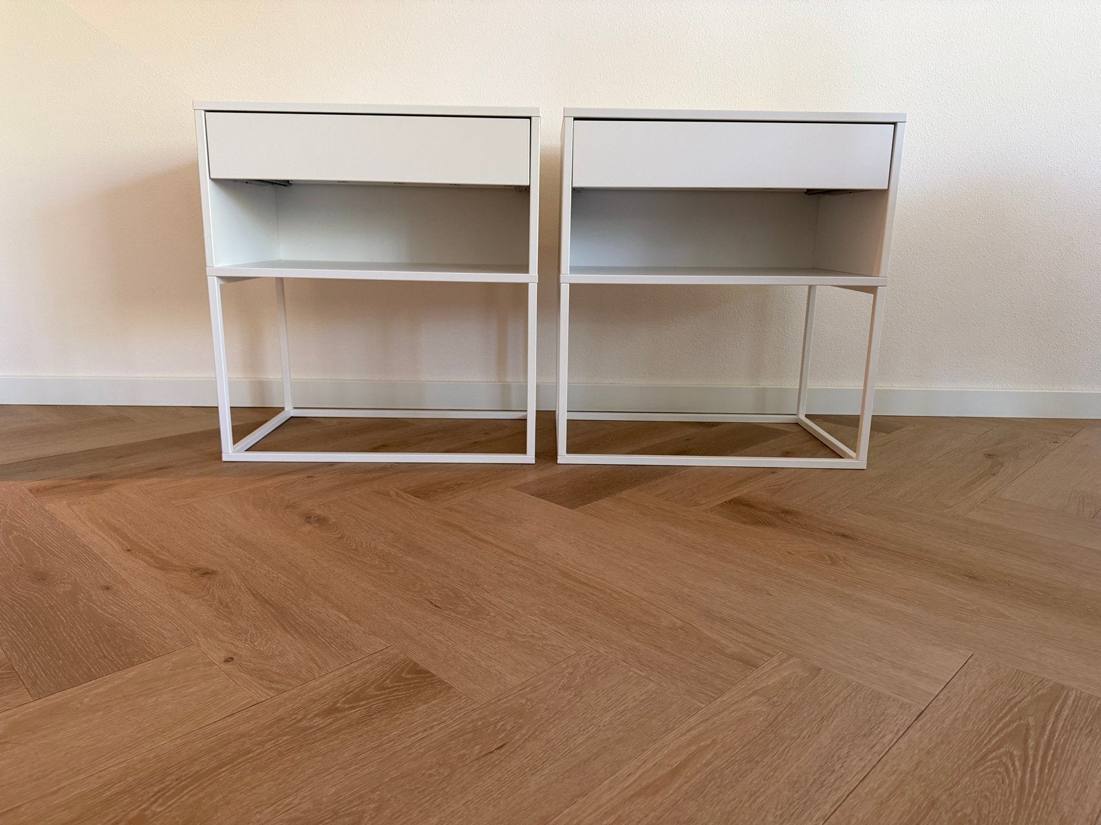 Set van 2 nachtkastjes | Vikhammer, Ophalen, Metaal of Aluminium, 55 tot 70 cm, Zo goed als nieuw