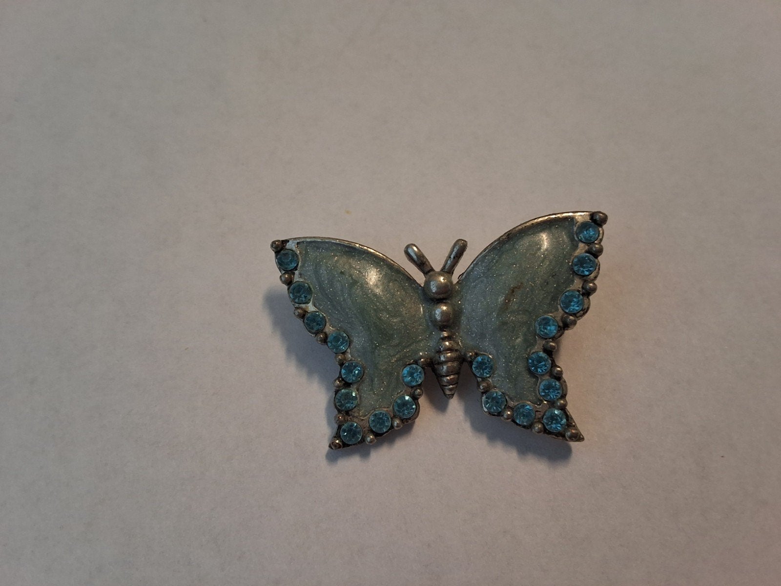 Antieke vlinderbroche met blauwe steentjes, Met kristal, Brons, 4 tot 7 cm, Gebruikt