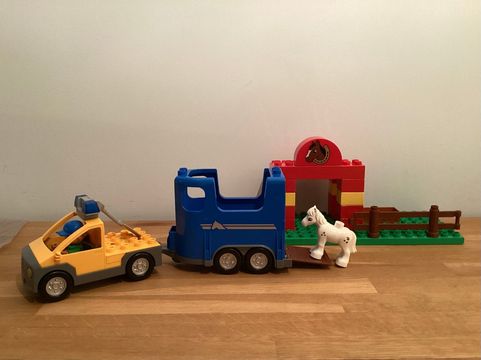 Duplo paardenmanege met auto en aanhanger, Kinderen en Baby's, Speelgoed | Duplo en Lego, Ophalen of Verzenden, Zo goed als nieuw
