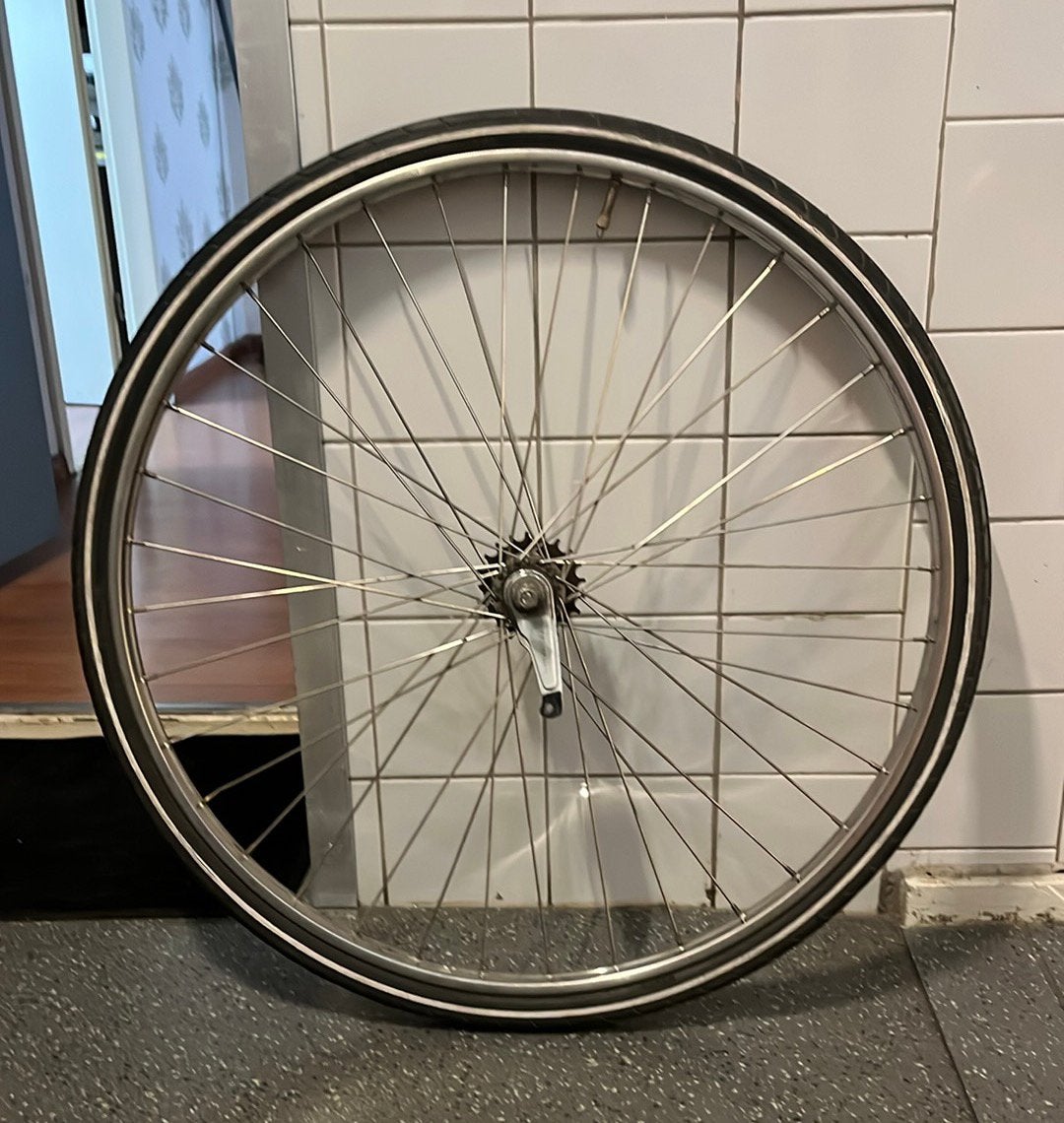 achterwiel 28 inch met terugtraprem (geschikt voor omafiets), Wiel, Staal, Ophalen of Verzenden, Zo goed als nieuw