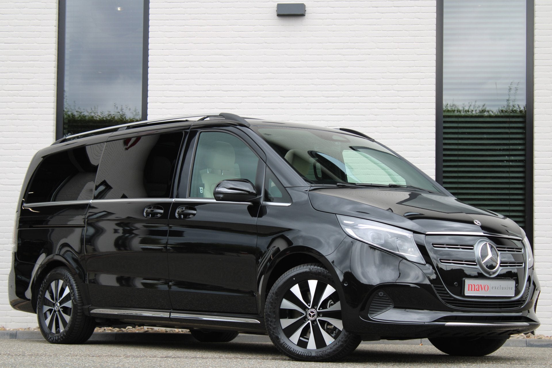 Mercedes-Benz EQV 300 L2 / AMG / Panorama / Elec Stoelen / 7, Auto's, Dealer onderhouden, Gebruikt, Met garantie (alle), 2535 kg