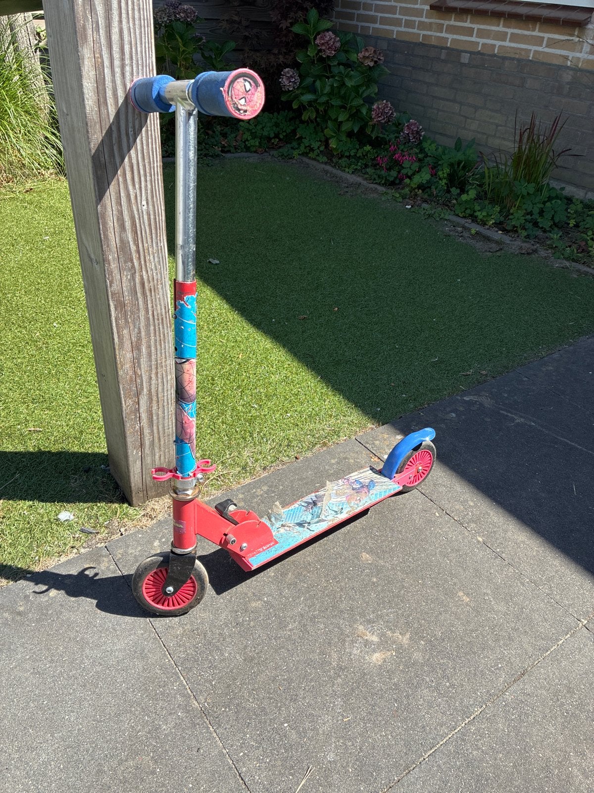 Gebruikte kinderstep - Rood/Blauw met Spiderman-thema, Fietsen en Brommers, Ophalen, Gebruikt, Gewone step