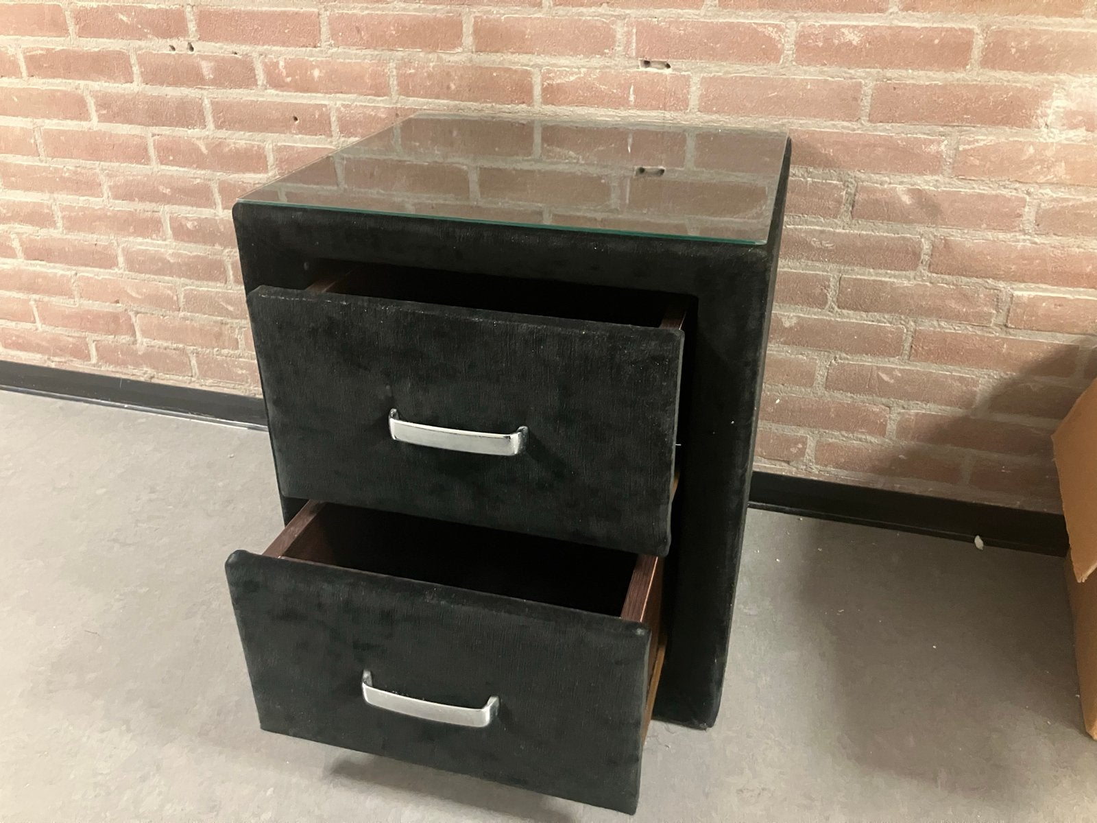 Zwart nachtkastje met 2 lades en glazen blad, Ophalen, Overige materialen, Gebruikt, 55 tot 70 cm