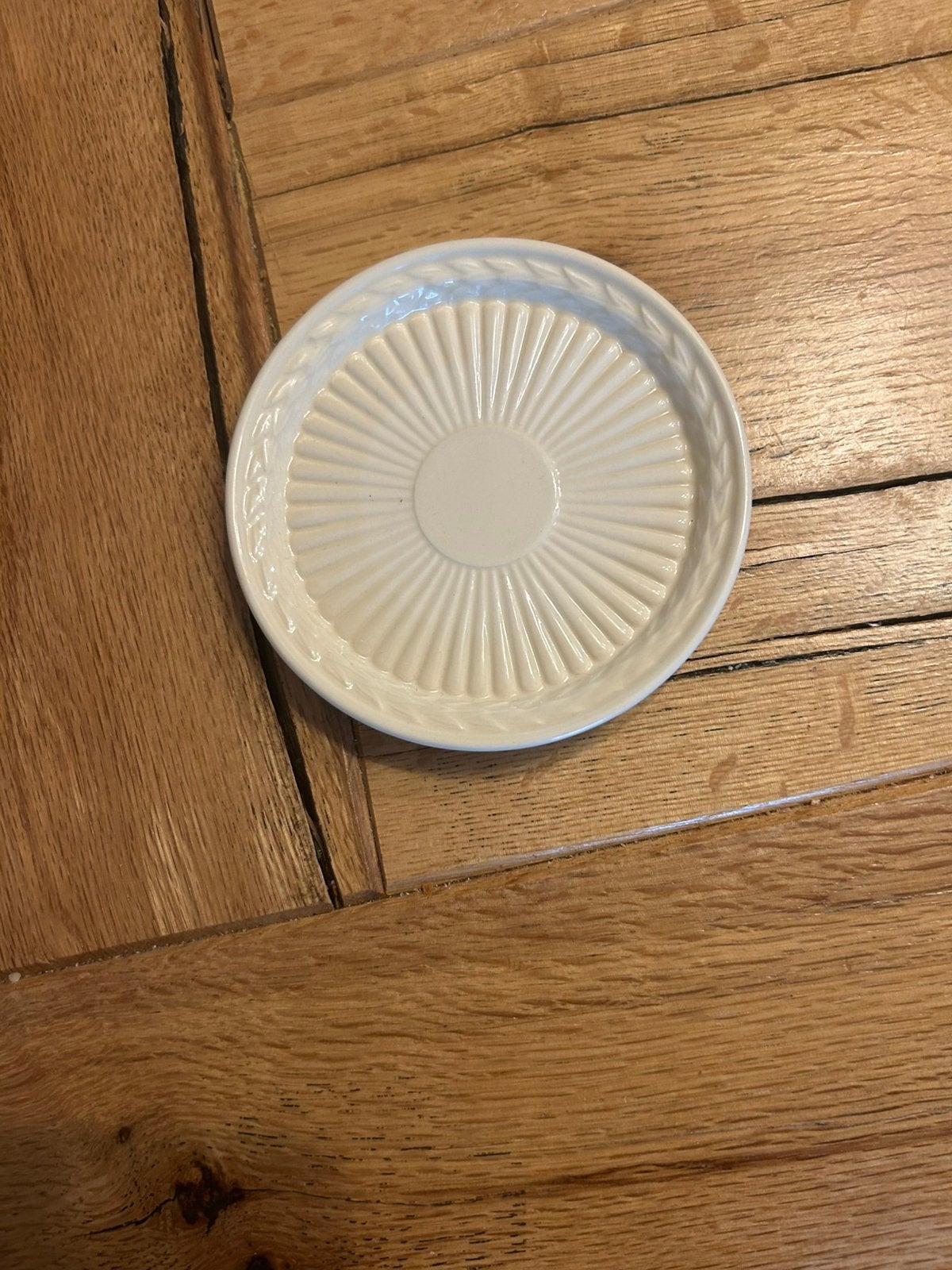 Wedgwood edme plat schaaltje 10 cm, Huis en Inrichting, Ophalen, Zo goed als nieuw, Aardewerk, Schaal of Schalen