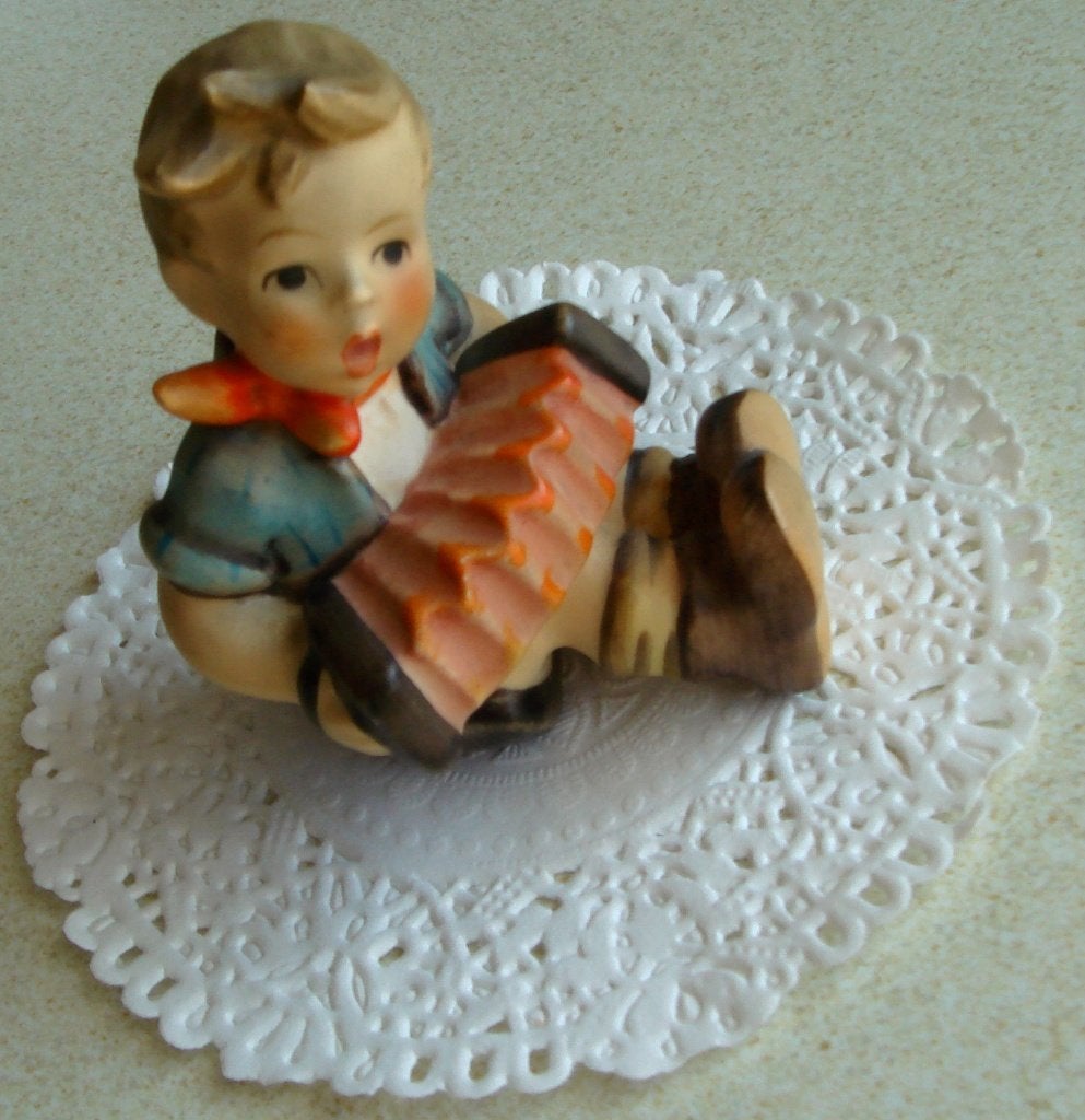 Goebel hummeltje met harmonica € 9,50, Ophalen of Verzenden, Zo goed als nieuw, Dier